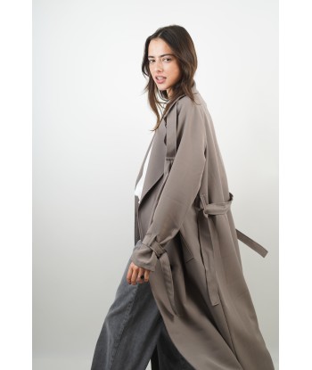 Lola taupe trench coat s'inspire de l'anatomie humaine